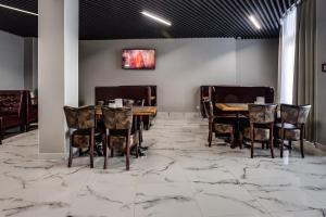 Optima Collection Miramar Chornomorsk tesisinde bir restoran veya yemek mekanı