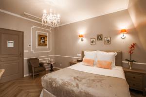 Tempat tidur dalam kamar di La Maison Gobert Paris Hotel Particulier