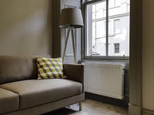 uma sala de estar com um sofá e uma janela em Edinburgh Nine em Edimburgo