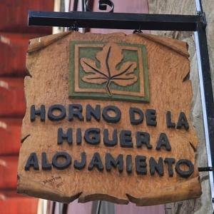 un panneau pour une hore de la hierrea albuquerque dans l'établissement Horno de la Higuera Alojamiento, à Tudela