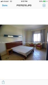 ein Zimmer mit einem Bett und einem Wohnzimmer in der Unterkunft سهل حشيش in Hurghada + 24 Fotos