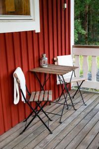 キスラヴィヤットにあるMaja Campingのデッキ(テーブルと椅子2脚付)