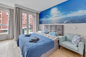 un dormitorio con una cama y una silla en Bastion Wałowa by Blue Mandarin, en Gdansk