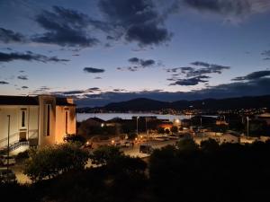 - une vue sur un parking la nuit dans l'établissement Apartment Juric, à Trogir