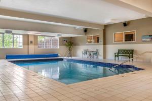 - une piscine dans une chambre d'hôtel avec une grande piscine dans l'établissement Quality Inn & Suites Amsterdam, à Saint-Jean