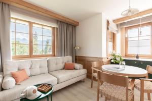 salon z kanapą i stołem w obiekcie Apartamenty Franka Zakopane w mieście Kościelisko