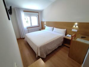 pokój hotelowy z łóżkiem i oknem w obiekcie Hotel Brisa del Mar w mieście O Grove
