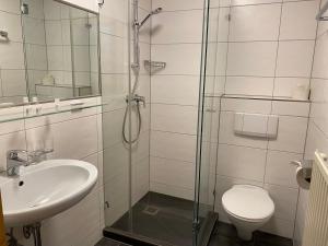 Uma casa de banho em Hotel Edelweiss Kitzbühel