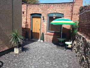 プレスタティンにあるTHE OLD WASH HOUSE, Prestatyn, North Wales - an original Victorian laundry now a unique little dog-friendly let, a 5 min walk to beach & town!のギャラリーの写真