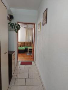 einen Flur mit einem Wohnzimmer mit Sofa in der Unterkunft Apartments Petar btw. Split and Omiš in Jesenice