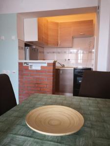 eine Holzplatte auf einem Tisch in der Küche in der Unterkunft Apartments Petar btw. Split and Omiš in Jesenice