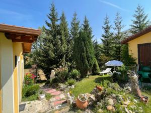 a backyard with a garden with flowers and plants at Hostel Arenos in Velilla del Río Carrión