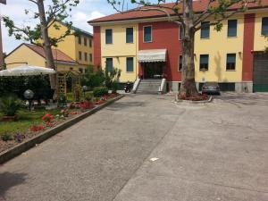 a courtyard of a building with a tree and flowers at Hotel Garden in Milan