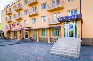 a building with a sign that reads raja hotel at Raziotel Kryvyi Rih in Kryvyi Rih