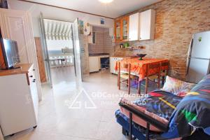 アンドラーノにあるGD Case Vacanza - Veranda sul mare -のリビングルーム、キッチン(テーブル、ソファ付)