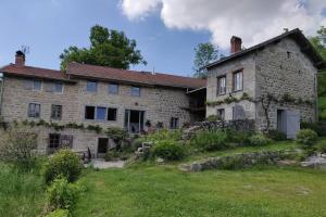 an old stone house with a yard at Superbe gîte Laugy dans les montagnes d'Ambert in Valcivières