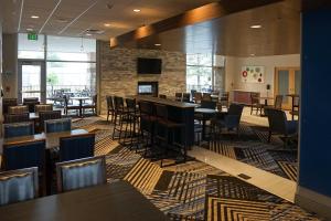 A restaurant or other place to eat at Holiday Inn Express & Suites - Aurora Medical Campus, an IHG Hotel