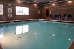 uma grande piscina com água azul num quarto em Holiday Inn Express & Suites - Aurora Medical Campus, an IHG Hotel em Aurora
