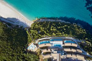 una vista aerea di un resort vicino alla spiaggia di Elix, Mar-Bella Collection a Perdika