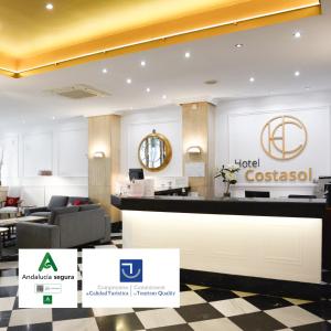 un hall d'un hôtel costissos avec une réception dans l'établissement Hotel Costasol, à Almería