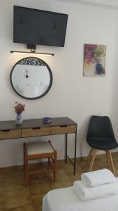 パリキアにあるMaria Studiosのデスク(鏡付)、椅子が備わる客室です。