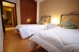 A bed or beds in a room at Livingtarifa La Rosa Blanca