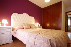 A bed or beds in a room at Livingtarifa La Rosa Blanca