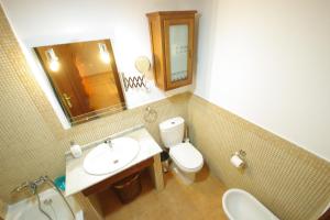 A bathroom at Livingtarifa La Rosa Blanca