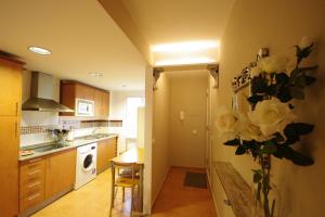 A kitchen or kitchenette at Livingtarifa La Rosa Blanca