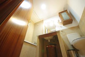 A bathroom at Livingtarifa La Rosa Blanca