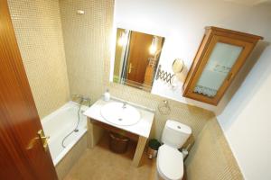 A bathroom at Livingtarifa La Rosa Blanca