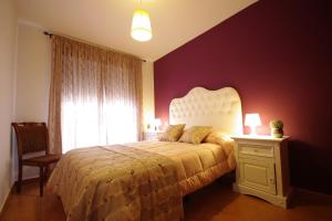 A bed or beds in a room at Livingtarifa La Rosa Blanca