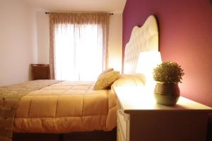 A bed or beds in a room at Livingtarifa La Rosa Blanca