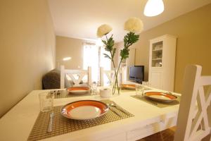 A television and/or entertainment centre at Livingtarifa La Rosa Blanca