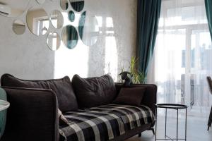 Posedenie v ubytovaní Panorama Luxury Apartment in The House with a Spire, a historical building in the city centre