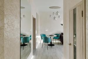 Posedenie v ubytovaní Panorama Luxury Apartment in The House with a Spire, a historical building in the city centre