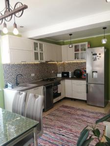 A kitchen or kitchenette at Vila Sidef Mamaia Nord se închiriază integral