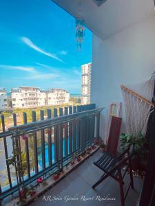 einen Balkon mit Hängematte und Blick auf das Wasser in der Unterkunft KR Swiss Garden Resort Residences Kuantan in Kuantan