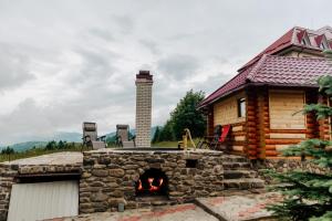 ミザヤリヤにあるKamyankaの石窯火付き丸太小屋