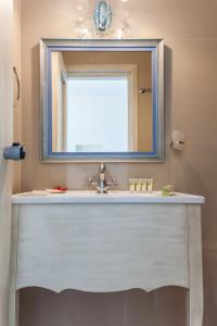 uma casa de banho com um lavatório e um espelho em Villa Nostalgia Lentas No1 em Lentas