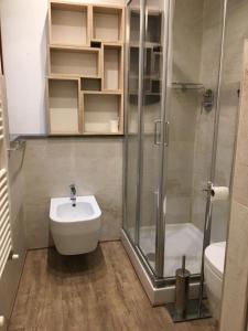 bagno con doccia, lavandino e servizi igienici di Home Pilastri Apartament a Firenze