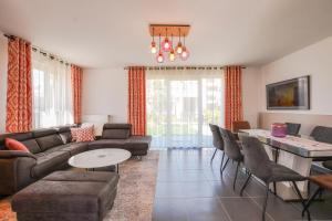 Televisyen dan/atau pusat hiburan di Perfect for Disney, Game room, Rooftop, Parking