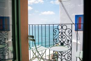 balcón con mesa, sillas y vistas al océano en Joanna Hotel, en Peñíscola