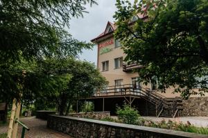 un bâtiment avec un escalier en face de celui-ci dans l'établissement Kamyanka, à Mijgiria