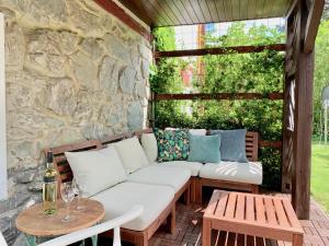 een patio met een witte bank en een tafel bij Landhaus Dodo in Payerbach