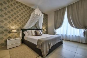 A bed or beds in a room at Luxury Apartment with Pool and Terrace, Top Location