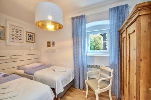 1 Schlafzimmer mit 2 Betten und einem Fenster in der Unterkunft Landhaus Dodo in Payerbach