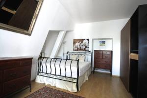 1 dormitorio con 1 cama y vestidor en una habitación en Orchidea Apartment en Lublin