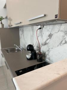 een aanrecht met een mengkraan en een spoelbak bij De Silva Studio Adia 4 in Mamaia +33 foto's