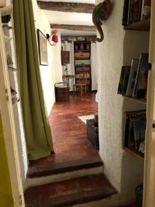 eine Treppe, die zu einem Zimmer mit einem grünen Vorhang führt in der Unterkunft Mon Abri in Garéoult
